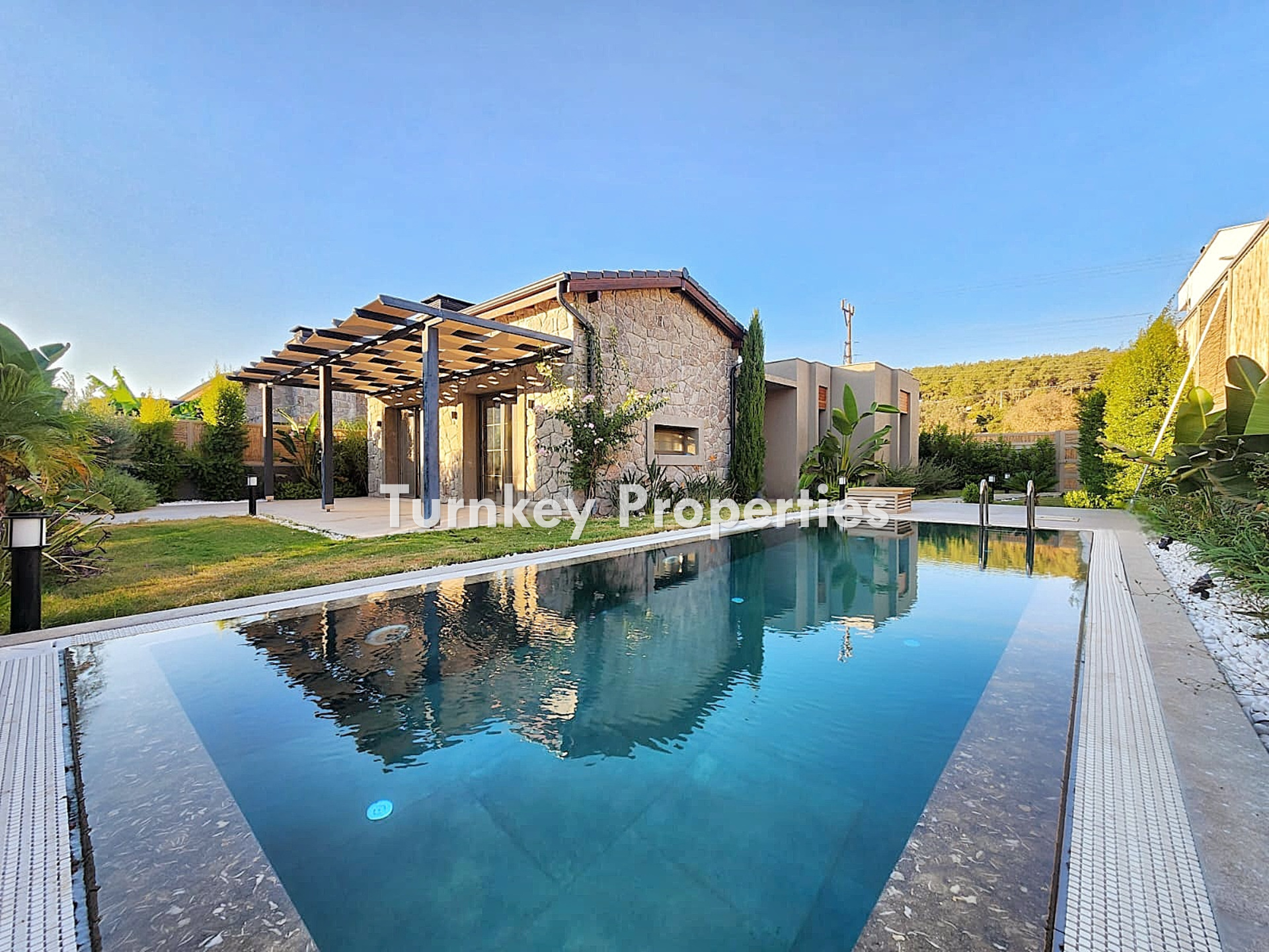 Yalıçiftlik Satılık Villa Hobi Bahçeli Özel Havuzlu  3+1 Taş Ev